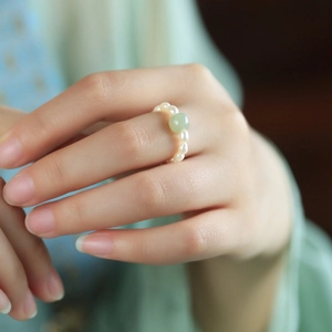 Elegant Chinese style ring with freshwater pearls and a central green jade gemstone bead