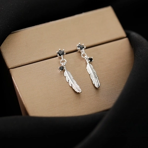 925 Silber Feder Ohrringe mit schwarzen Zirkonia auf einer strukturierten Geschenkbox