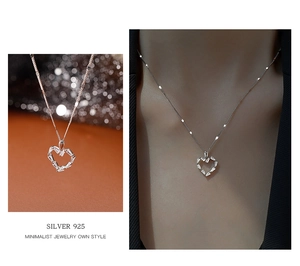Détail du collier cœur creux en argent sterling 925 avec des zircons étincelants