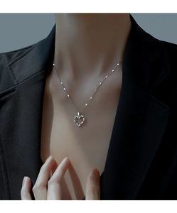Détail du collier coeur ajouré en argent sterling 925 avec des pierres de zircone