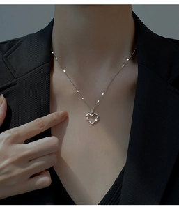 Détail du collier cœur creux en argent 925 avec zircons sur mannequin en veste noire