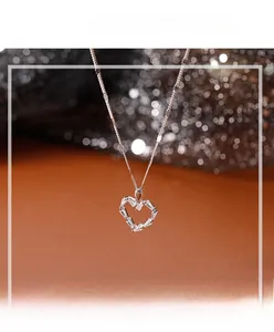 Détail du collier pendentif coeur ajouré avec oxydes de zirconium rectangulaires en argent