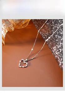Détail du pendentif cœur en argent 925 avec zircons rectangulaires sur fond en cuir