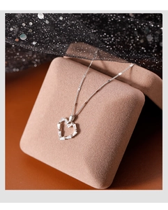 Vue macro du collier cœur en argent 925 avec zircons baguettes sur support velours