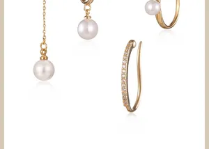 Detail von eleganten Gold-Perlenohrringen und Kristall-Earcuff für Damen ohne Ohrlöcher