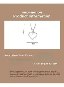 Vue détaillée du collier pendentif cœur évidé avec zircons et dimensions 1,4 cm par 1,1 cm