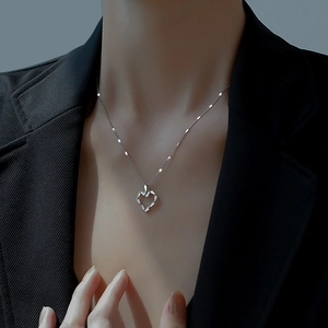 Collier en argent 925 avec pendentif cœur ajouré et pierres de zircon rectangulaires