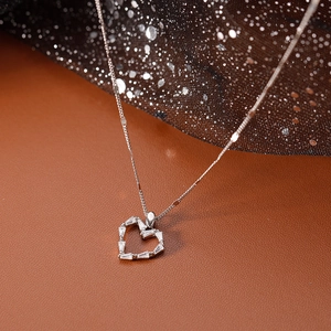 Collier coeur évidé en argent sterling 925 avec zircons rectangulaires brillants