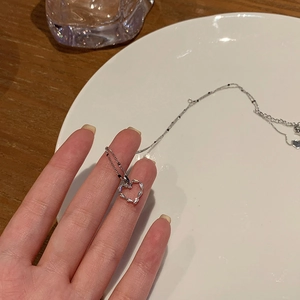 Collier élégant avec pendentif cœur ajouré serti de zircons sur fine chaîne argentée