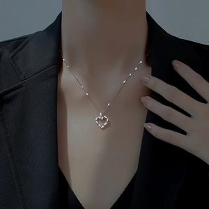 Collier en argent sterling 925 avec pendentif cœur ajouré et zircons sur costume