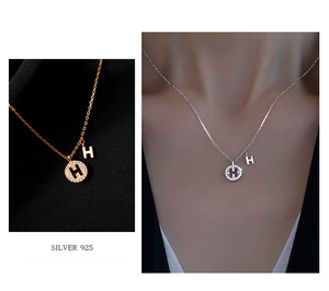 Détail du collier en argent sterling 925 avec pendentif lettre H et pavé de zircons