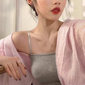 Élégant collier cœur évidé et bague scintillante double couche sur un mannequin femme