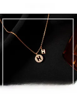 Détail du collier en argent sterling 925 doré avec pendentif lettre H et cristaux