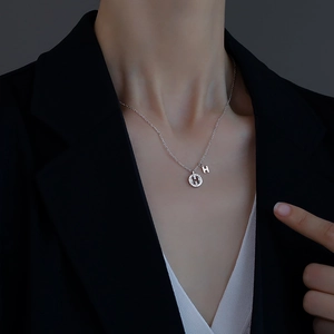 Élégant collier en argent 925 avec double pendentif H sur un mannequin asiatique
