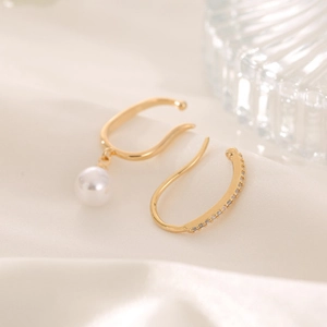 Französische goldene Ohrmanschetten-Ohrringe mit eleganter Perle und Zirkonia-Verzierung