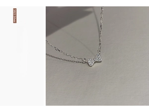 Détail du pendentif nœud en argent S925 serti de pierres de zircon blanc étincelantes