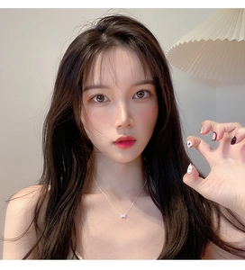 Gros plan d'un collier nœud argenté sur mannequin, style de bijou doux et épuré
