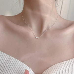 Collier minimaliste en argent avec pendentif nœud et zircons pour un style élégant au quotidien