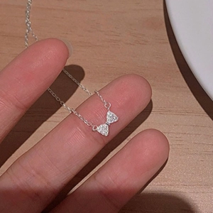 Collier nœud papillon argenté minimaliste pour femme avec pendentif serti de cristaux