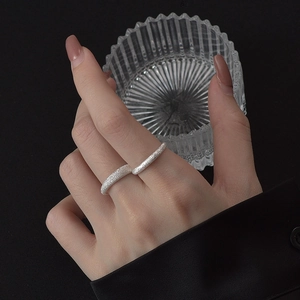 Verstellbarer silberner Ring mit Matt-Effekt und Sternenstaub-Textur für Damen