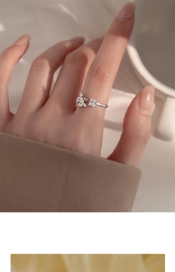 Détail d'une bague ajustable en argent 925 avec motif lapin et zircon cubique carré