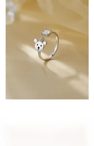 Gros plan détaillé de la bague en argent S925 avec zircon carré et tête d'ours