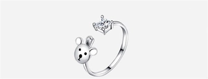 Vue détaillée d'une bague ours en argent 925 avec une pierre de zircon carrée