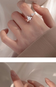 Détail d'une bague ours argentée ajustable avec visage blanc et zircon carré étincelant