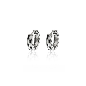 Vue détaillée des boucles d'oreilles créoles à damier noir et blanc avec relief d'étoile