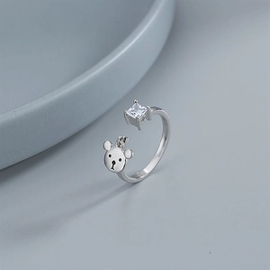Detail van verstelbare S925 zilveren ring met berenbedeltje en zirkonia steentje