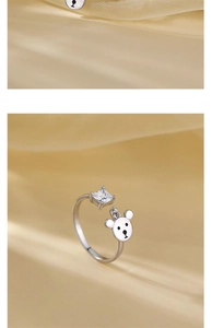 Détails d'une bague en argent S925 avec tête d'ours et une pierre en zircon carrée