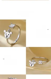 Vue détaillée de la bague ours en argent S925 avec émail blanc et incrustation de zircon