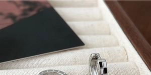 Gros plan du motif en émail à damier noir et blanc sur les boucles d'oreilles