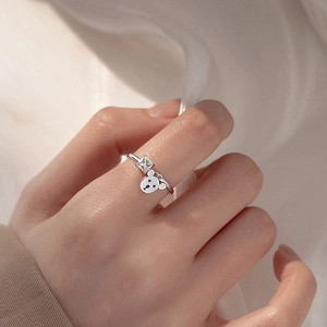 Bague ours minimaliste en argent 925 avec zircon carré portée par un mannequin