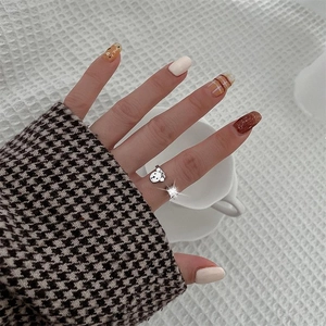 Detailopname van een schattige beerring met vierkante zirkoon in een lifestyle setting