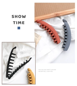 Detail of matte banana hair clips in Morandi colors with non-slip teeth for long hair