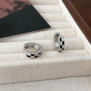 Boucles d'oreilles créoles à damier noir et blanc avec gravures d'étoiles fines