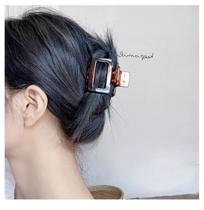Nahaufnahme der Haarklammer mit Schildpattmuster im Haar für einen Retro-Look