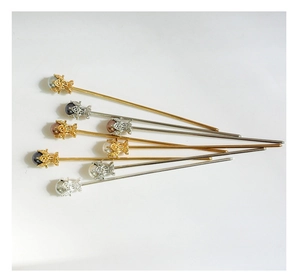 Détail d'épingles à cheveux rétro en métal avec couronnes et perles colorées