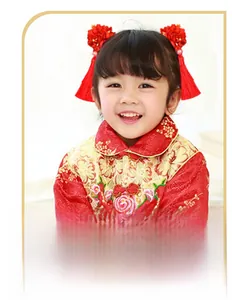 Détail de pince à cheveux chinoise rouge avec glands en soie et perles pour filles