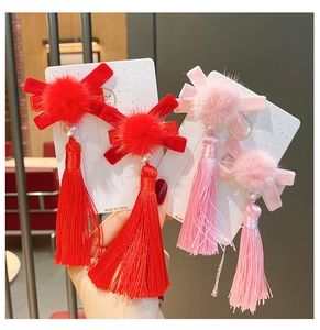 Détail de quatre barrettes en velours avec glands en fourrure de vison et perles pour filles