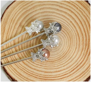 Vue détaillée de quatre épingles à cheveux vintage avec perles et motifs de papillon