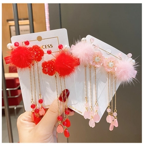 Détail de pinces à cheveux Hanfu avec pompons rouges et roses, perles et franges
