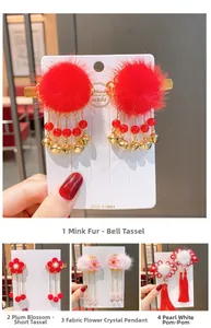 Vue détaillée de barrettes chinoises avec pompons rouges, clochettes et glands fleuris