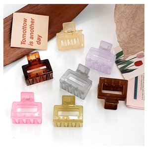 Pinces à cheveux carrées en acétate 7 couleurs gelée sur fond décoratif esthétique minimaliste