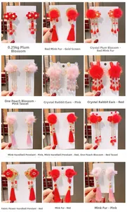 Gros plan d'épingles à cheveux chinoises avec pompons en fourrure et fleurs de prunier