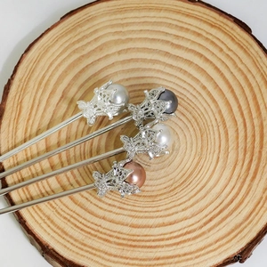 Lot de quatre épingles à cheveux minimalistes en argent avec perles blanches, grises et roses