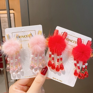 Pinces à cheveux de style chinois traditionnel avec boules en fausse fourrure rose et rouge