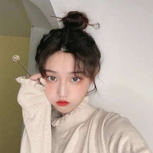 Pic à cheveux doré avec tige métallique et feuille d'or dans une perle ronde