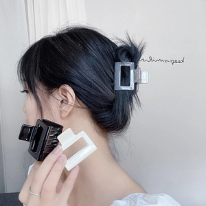 Minimalistische geometrische Haarklammern für Damen in Grau, Schwarz und Cremeweiß Tönen